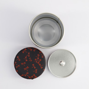 schwarze runde Washi-Box mit roten Libellenmotiven, Metalldeckel, glänzendes Metallinneres