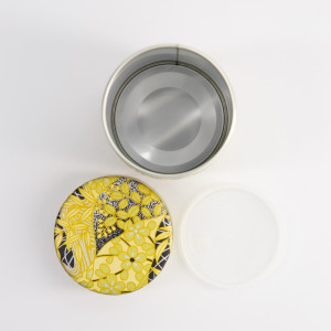 Geopende washi doos Kin no Han met gele en zwarte bloemenmotieven met transparant plastic deksel