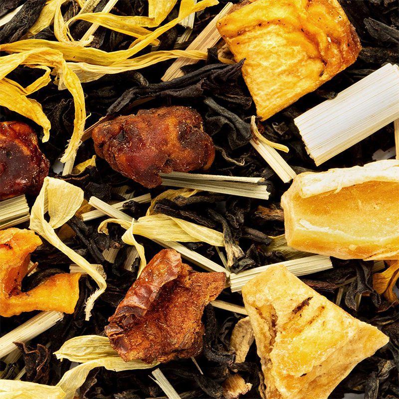 melange van zwarte langminso thee met stukjes gedroogd fruit en gele bloemblaadjes