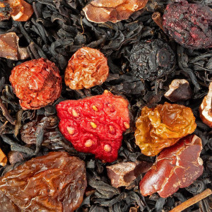 Schwarzteemischung mit Stücken getrockneter Erdbeeren, Rosinen und Gewürzen