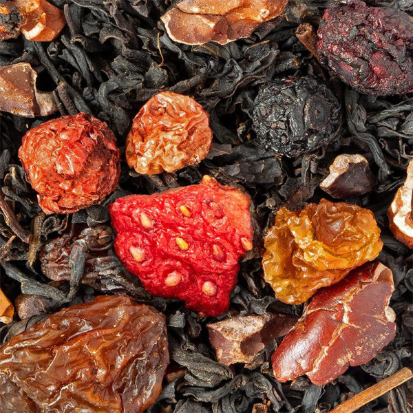 mélange de thé noir avec morceaux de fruits secs fraise raisin et épices