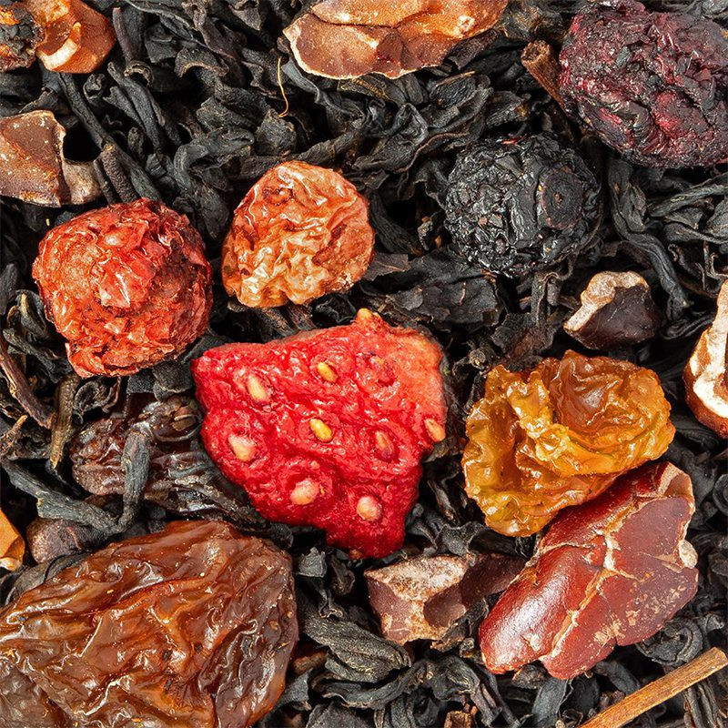 Schwarzteemischung mit Stücken getrockneter Erdbeeren, Rosinen und Gewürzen
