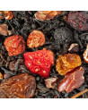Schwarzteemischung mit Stücken getrockneter Erdbeeren, Rosinen und Gewürzen