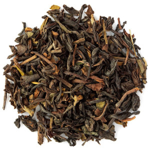 Trockene Blätter des schwarzen Darjeeling FTGFOP 1 First Flush Blend mit braunen und grünen Nuancen