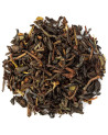 Trockene Blätter des schwarzen Darjeeling FTGFOP 1 First Flush Blend mit braunen und grünen Nuancen