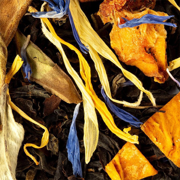 miscela di tè nero con petali di fiori e pezzi di frutta tropicale essiccata
