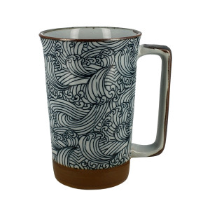 Keramische mok met Japans golfmotief in Hokusai-stijl met rechthoekig handvat en bruine voet