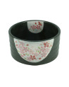 Bol à matcha japonais en céramique noire avec motif floral rose et blanc intérieur et extérieur