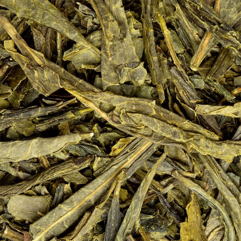 getrocknete Blätter des japanischen Grüntees Bancha, lose, natürliche Textur