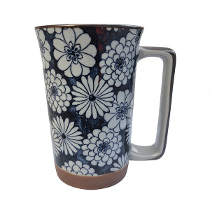 Keramische mok motief witte bloemen op blauwe achtergrond met vierkant oor en bruine basis