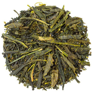 Trockene Blätter des japanischen Sencha Grüntees mit langen feinen Stielen und dunkelgrüner Farbe