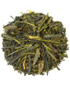 Trockene Blätter des japanischen Sencha Grüntees mit langen feinen Stielen und dunkelgrüner Farbe
