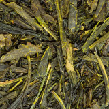 Feuilles de Sencha bio du Japon, roulées avec soin, pour une infusion verte, légère, aux notes végétales