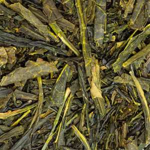 Getrocknete Blätter von japanischem Sencha Grüntee zur Zubereitung mit feinem Aroma und natürlicher Frische