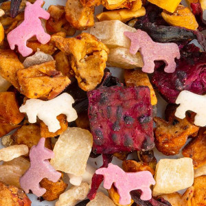 mengsel van gedroogd fruit hibiscus appelstukjes en roze en witte eenhoorn decoraties