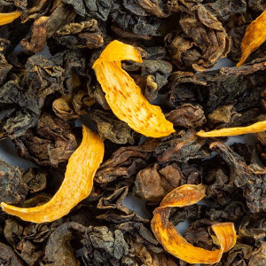 Oolong thee blaadjes met gedroogde oranjebloesem bloemblaadjes