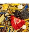 rooibos mengsel met stukjes gedroogde aardbei bloemen en gedroogd fruit voor infusie