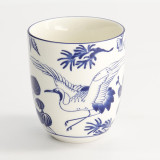Witte porseleinen kop versierd met een kraanvogel en blauwe bloemenmotieven Japanse stijl