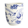 Witte porseleinen kop versierd met een blauwe kraanvogel en Japanse bloemenmotieven