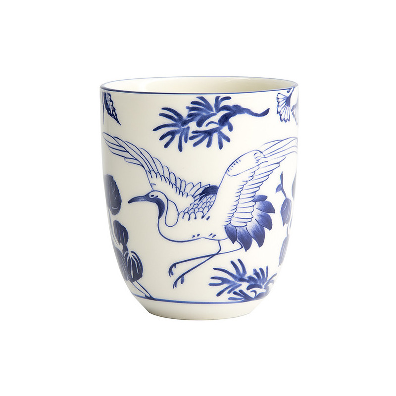 Tasse en porcelaine blanche décorée dune grue bleue et de motifs floraux japonais