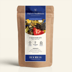 Wiederverschließbarer Kraftpapier-Beutel mit Rooibos Lagoon Beach, dunkelblau-goldenes Etikett von Thés & Traditions, Fenster ze