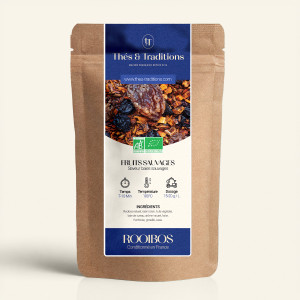 Nachfüllbarer Kraftpapierbeutel mit Rooibos Wilde Früchte, dunkelblau-goldenem Etikett von Thés & Traditions, Fenster zeigt die 