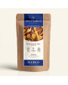 Wiederverschließbarer Kraftpapierbeutel mit Rooibos Honigtraum, dunkelblau-goldenes Etikett Thés & Traditions, Fenster mit Blick