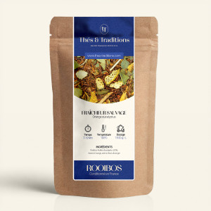 Wiederverschließbarer Kraftpapierbeutel mit Rooibos Wildfrische, Orange Eukalyptus, Etikett in Marineblau und Gold von Thés & Tr