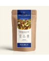 Wiederverschließbarer Kraftpapierbeutel mit Rooibos Wildfrische, Orange Eukalyptus, Etikett in Marineblau und Gold von Thés & Tr