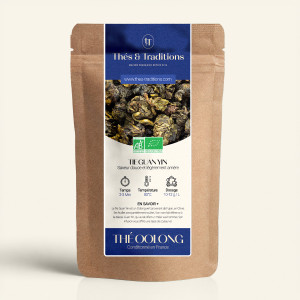 Wiederverschließbarer Kraftpapierbeutel mit Oolong Tie Guan Yin, dunkelblauem und goldenem Etikett von Thés & Traditions, mit Si