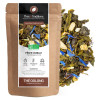 biologische oolong perzik vanille thee in kraftzakje met theebladeren met blauwe bloemen en stukjes gedroogd fruit
