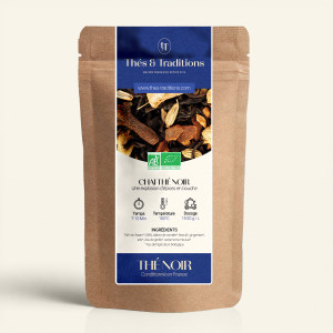 Wiederverschließbarer Kraftpapierbeutel mit Schwarztee Chai, Etikett in Marineblau und Gold von Thés & Traditions, Fenster zeigt