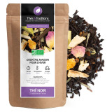 Zwarte huiscocktail thee voor de winter met stukjes sinaasappelschil kaneel en biologische rozenblaadjes