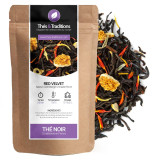 Zwarte Red Velvet thee smaak cranberry granaatappel rum kraftzakje en theebladeren met rode en gele bloemen