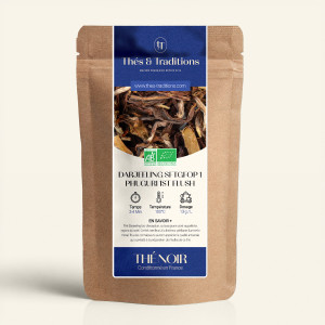 Wiederverschließbarer Kraftpapierbeutel mit Schwarztee Darjeeling SFTGFOP1 Phuguri 1st Flush BIO, Etikett in Dunkelblau und Gold