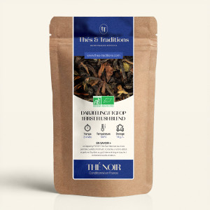 Nachfüllbarer Kraftpapierbeutel mit Schwarztee Darjeeling FTGFOP 1 First Flush Blend, Etikett in Marineblau und Gold von Thés & 