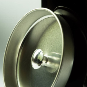brushed metal lid with round knob of black tea tin Thés & Traditions
