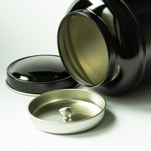 Schwarze Metalldose für Schwarztee, offen mit hermetisch verschlossener Innendeckel