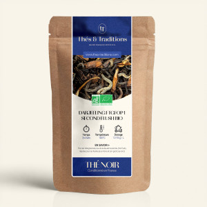 Wiederverschließbarer Kraftpapierbeutel mit Schwarztee Darjeeling FTGFOP1 2nd Flush, Etikett in Dunkelblau und Gold von Thés & T