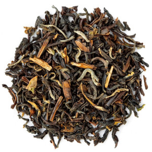 Blätter des Schwarztees Darjeeling FTGFOP1 2nd Flush mit braunen und grünen Nuancen