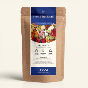 Nachfüllbarer Kraftpapierbeutel der Kräutertee Flamingo mit dunkelblauer und goldener Etikette von Thés & Traditions, Fenster ze