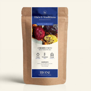 Nachfüllbarer Kraftpapierbeutel der Kräutertee Cherry Coco mit dunkelblauem und goldenem Etikett von Thés & Traditions, Fenster 
