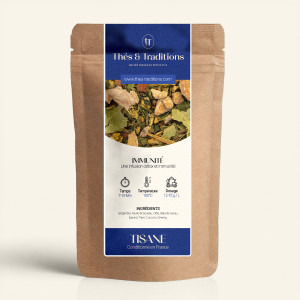 Nachfüllbarer Kraftpapierbeutel mit Kräutertee Immunität, dunkelblauem und goldenem Etikett von Thés & Traditions, mit Sichtfens