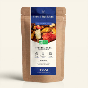 Verschließbarer Kraftpapier-Beutel mit Kräutertee Erdbeere Himbeere, Etikett in Marineblau und Gold von Thés & Traditions, Fenst
