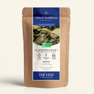 Wiederverschließbarer Kraftpapierbeutel mit Thés & Traditions Grüntee Gunpowder Grade 1, dunkelblauem und goldenem Etikett, Sich