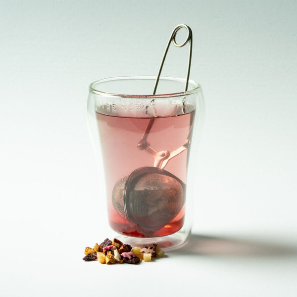Pinza da tè in acciaio inox con infusore a sfera sospeso in una tazza in vetro a doppia parete