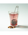 Pince à thé en inox avec boule infuseur suspendue dans une tasse en verre double paroi