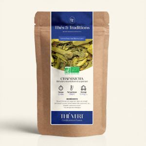 Wiederverschließbarer Kraftpapierbeutel mit grünem Chai Matcha Tee, dunkelblau-goldenes Etikett von Thés & Traditions, Sichtfens