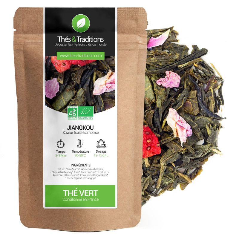 Groene thee Jiangkou met aardbei-frambozensmaak kraft zakje met theebladeren en rode bloemblaadjes