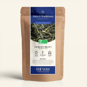 Wiederverschließbarer Kraftpapierbeutel von Grüntee Gyokuro Mikoto, Etikett in Marineblau und Gold von Thés & Traditions, Fenste